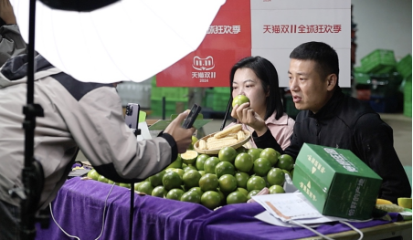 相比“云南虫谷”，哀牢山的橙子离我们更近，哀牢山冰糖橙集中上市天猫双11，一晚卖出6万斤